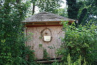 Das Teehaus liegt in der Gartenanlage der Klinik